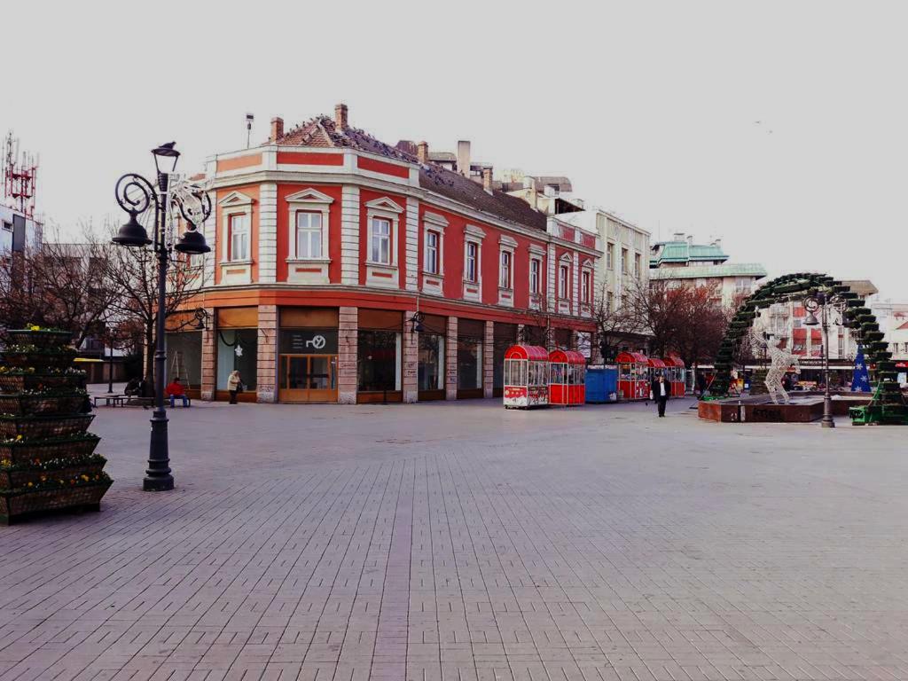 un gran edificio de ladrillo en una ciudad con un arco en Prenociste Nikolas Grand en Smederevo