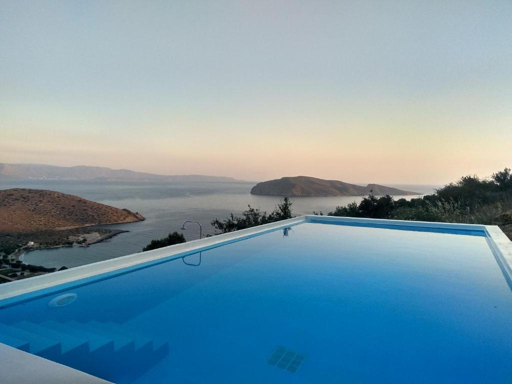 una piscina con vistas al agua en Villa Gusta, en Thólos