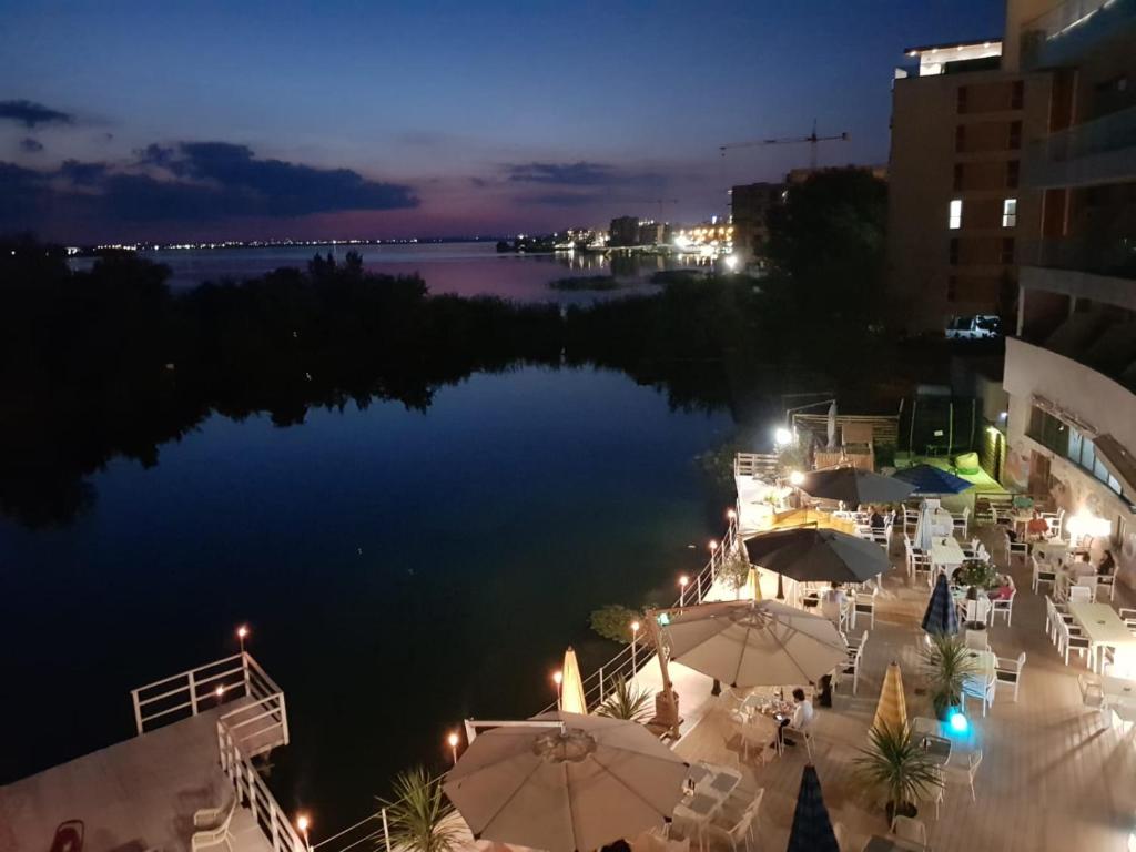 Výhled na řeku, která protéká v blízkosti hotelu