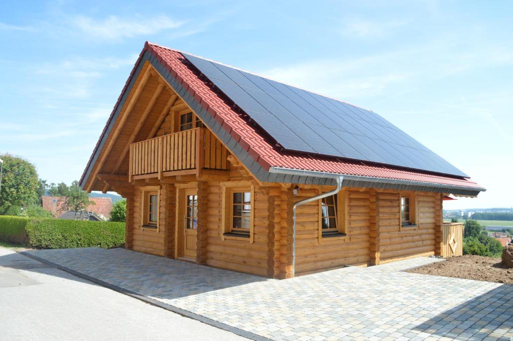 a small log cabin with a solar roof at Schwalli's Ferienhaus Am Wipperberg in Korbach