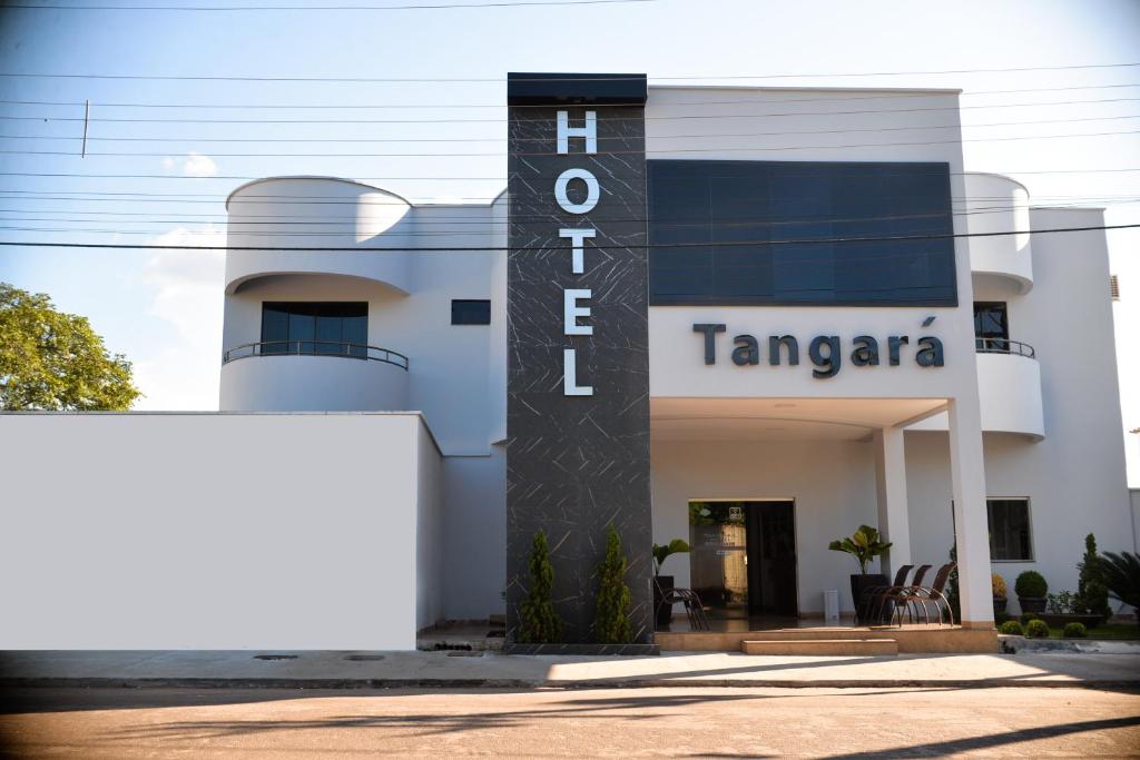 ein Gebäude mit einem Schild, das Hotel Tangeraria liest in der Unterkunft Tangará Hotel in Paraíso do Tocantins