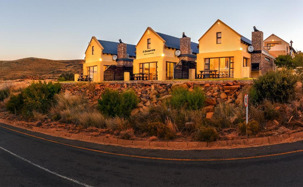 una gran casa amarilla al lado de una carretera en ADamsview, en Gariepdam