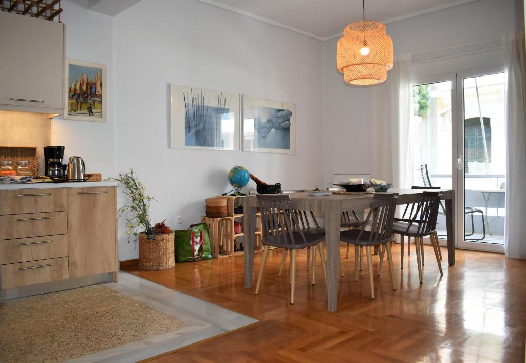 Kuchyňa alebo kuchynka v ubytovaní Athens Downtown Boho Apartment 1 min from metro