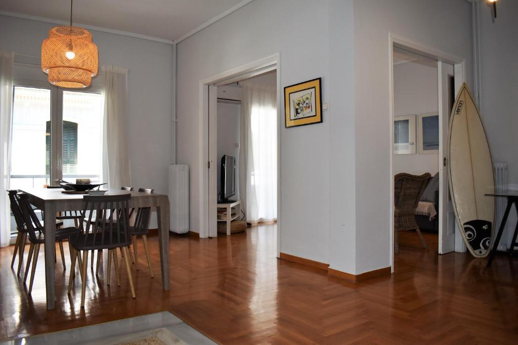 Posezení v ubytování Athens Downtown Boho Apartment 1 min from metro