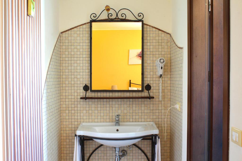 a bathroom with a sink and a mirror at Country House La Foggetta in Pineto