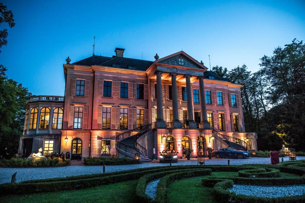 a large brick building with lights on at Parc Broekhuizen l Culinair landgoed in Leersum
