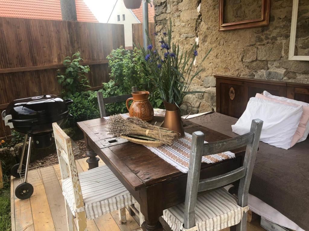 una mesa de madera con un jarrón encima en Ubytování v malebné vesničce en Mirotice