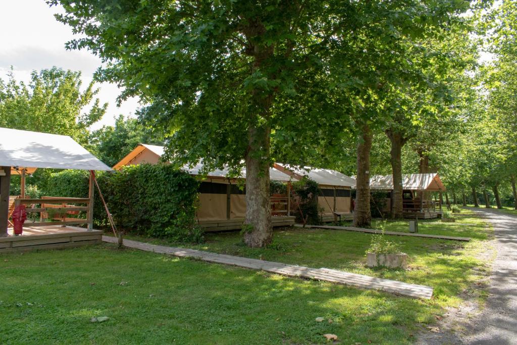 Camping L'îlot du Chail - Bungalow Con Patio