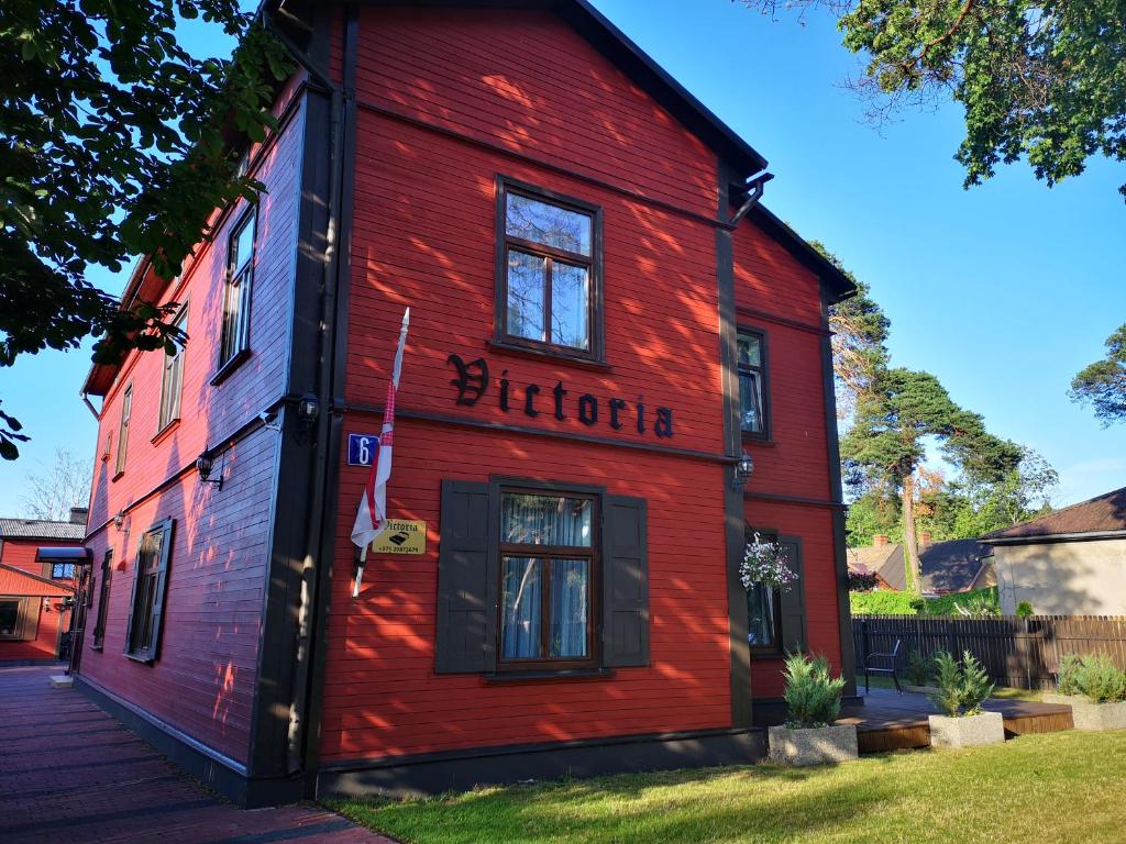 Un edificio rojo con la palabra búfalo en él. en Villa Victoria, en Ventspils