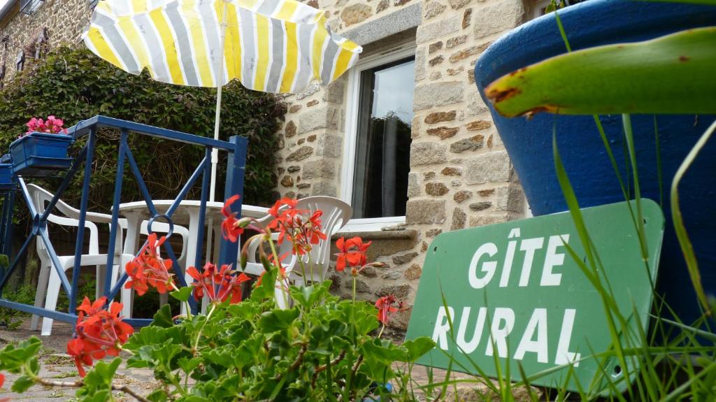 um sinal em frente a uma casa com flores em Gite la Ville Brunet em Saint-Briac-sur-Mer