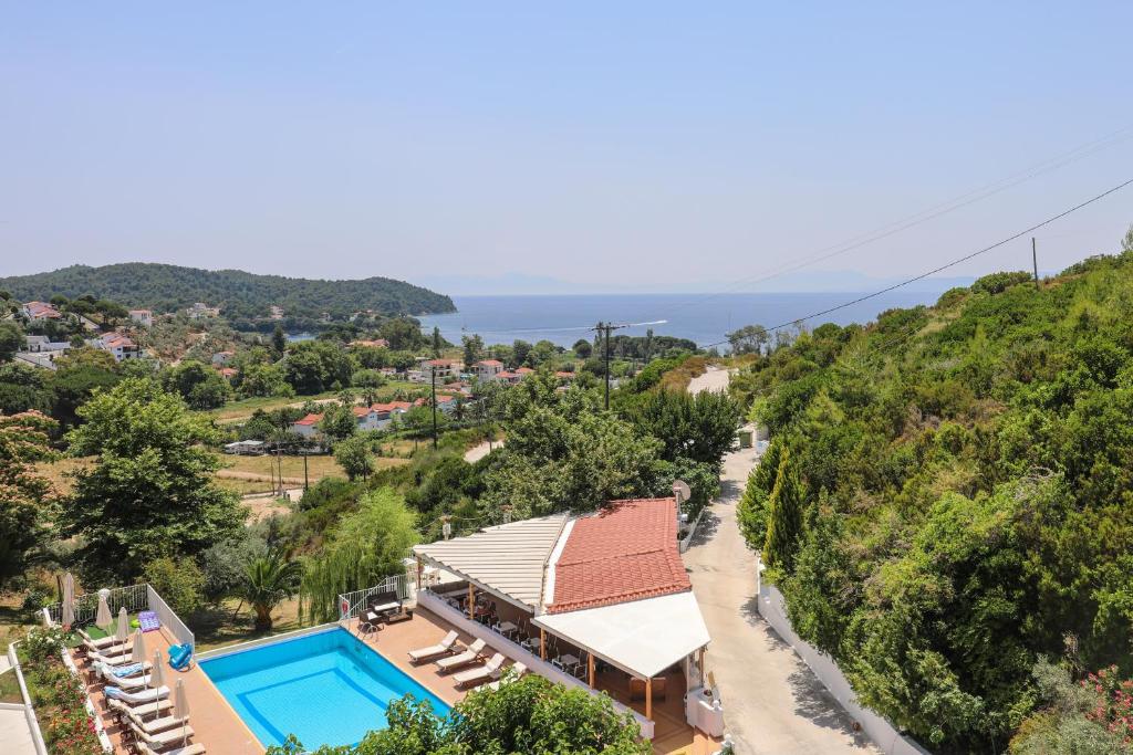 vista aerea su una villa con piscina di Zorbas Family House ad Agia Paraskevi