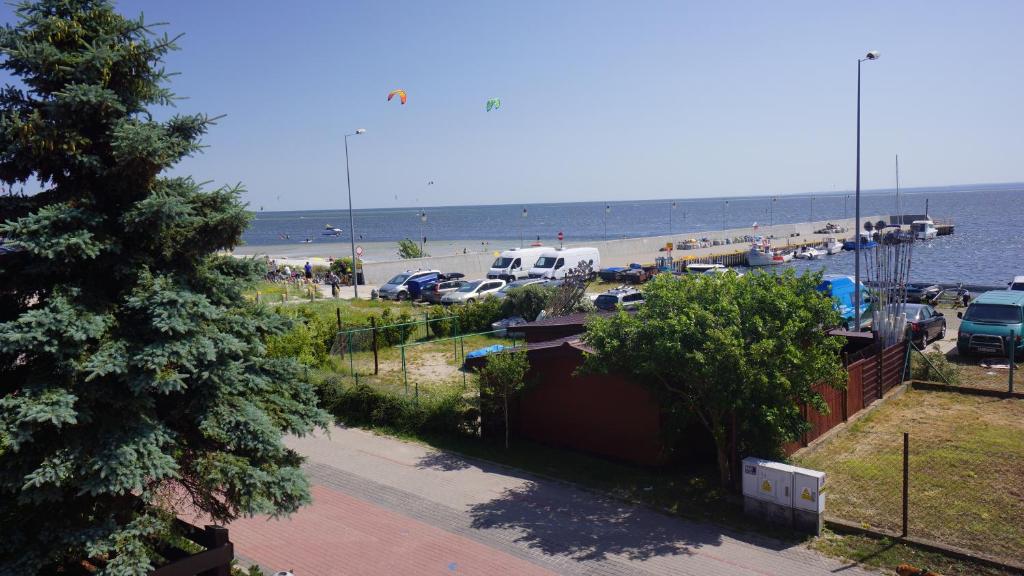 - Vistas a la playa y aparcamiento en ORKAN 2, en Kuźnica