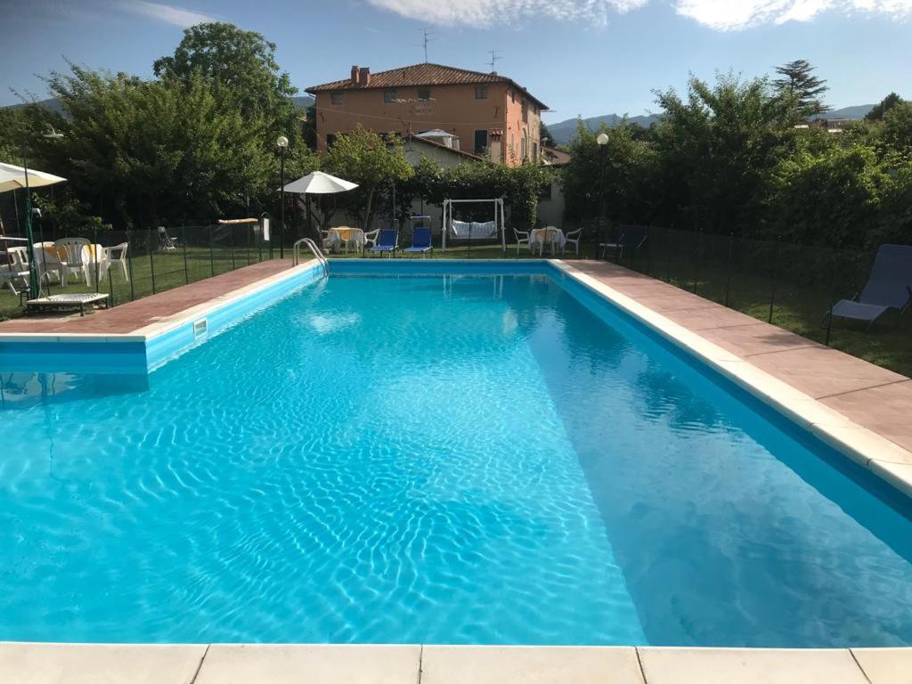 a large swimming pool with blue water at Agriturismo Il Giardino in Sansepolcro