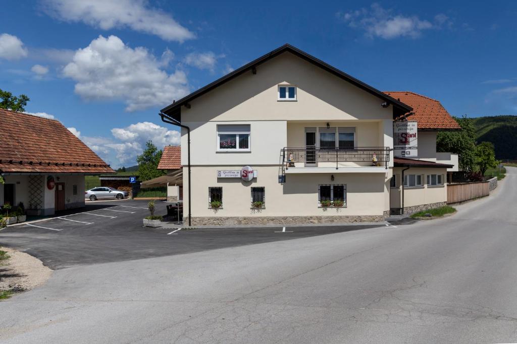 Gallery image of Guesthouse & Apartments PRI STANI in Žerovnica