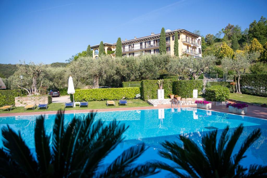 einem großen Pool vor einem Gebäude in der Unterkunft Residence San Michele in Costermano sul Garda