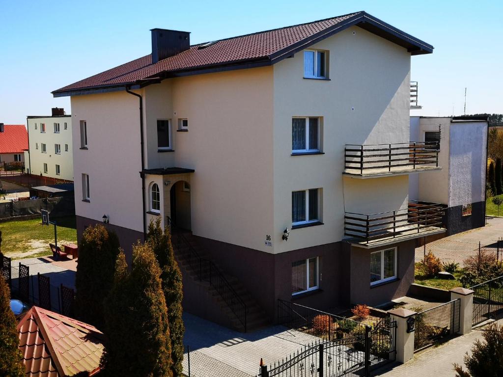 uma vista aérea de uma casa branca em Pokoje gościnne LAGUNA em Władysławowo