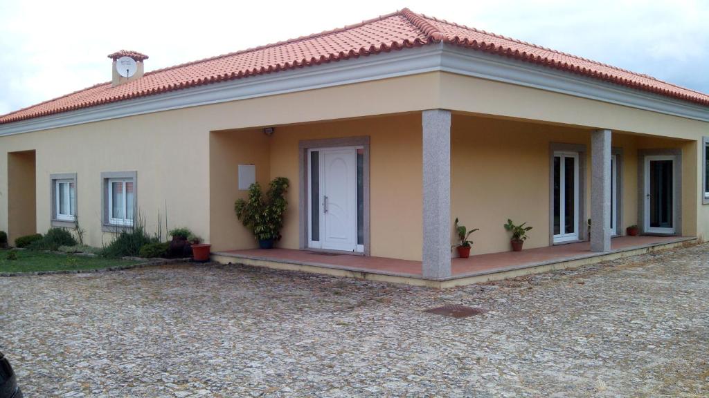 uma pequena casa com uma entrada em frente em Casa das Bocelinhas em Arouca