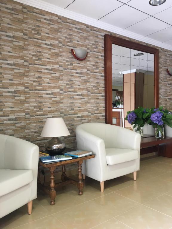 A seating area at Hotel Rias Baixas