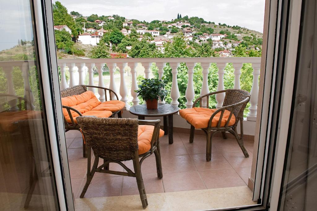 a balcony with chairs and a table with a view at Anamniseis in Agreliá