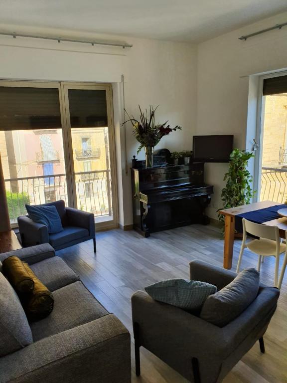 a living room with a couch and a piano at Casa del Moro in Cefalù