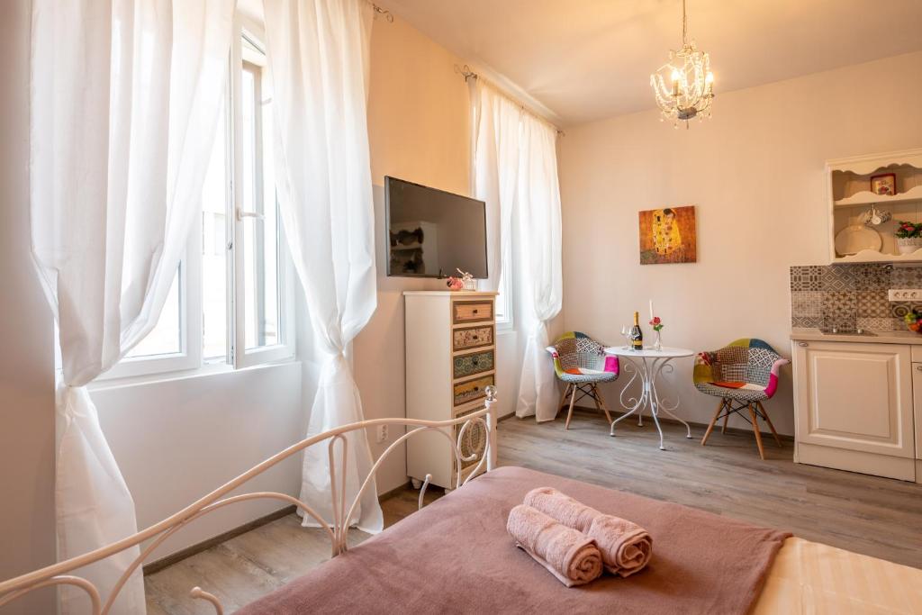 Telewizja i/lub zestaw kina domowego w obiekcie Old City Romantic Studios 3