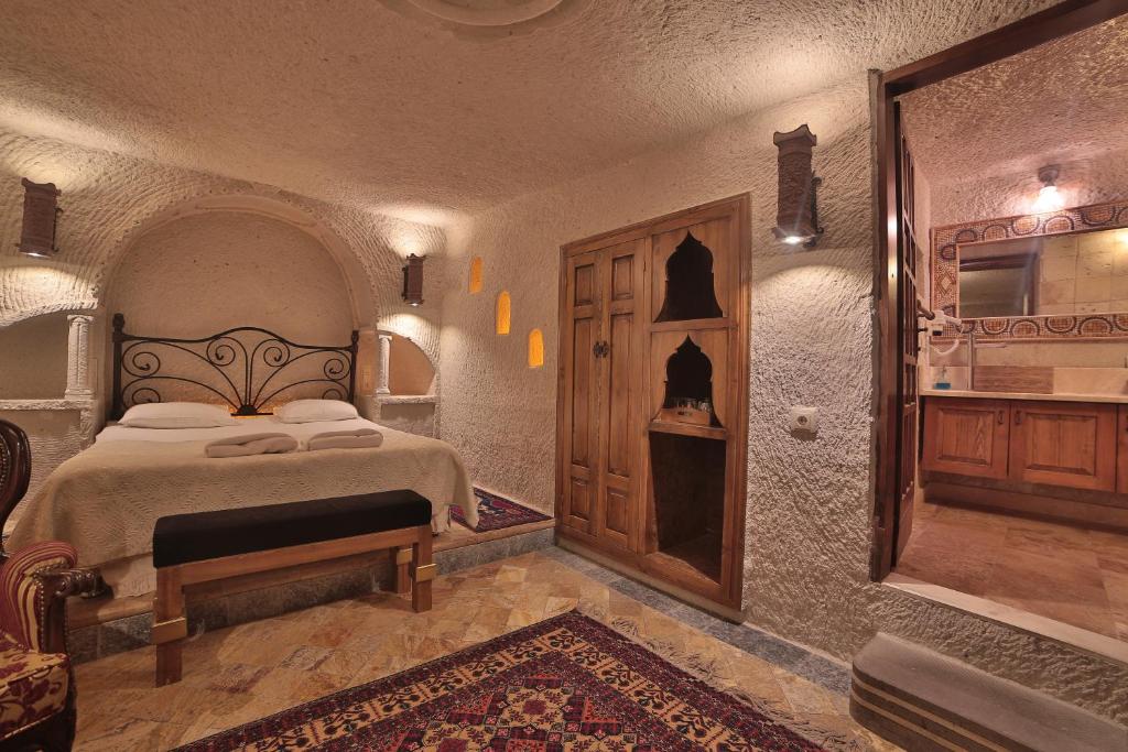 Postel nebo postele na pokoji v ubytování Local Cave House Hotel