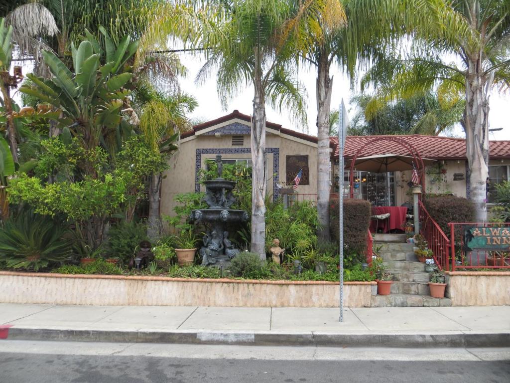 une maison avec une fontaine à l'avant dans l'établissement Always Inn San Clemente Bed & Breakfast by Elevate Rooms, à San Clemente