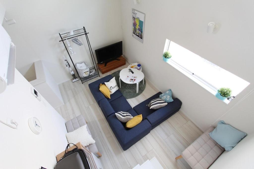 an overhead view of a living room with a blue couch at Shibuya-ku - Apartment / Vacation STAY 1130 in Tokyo