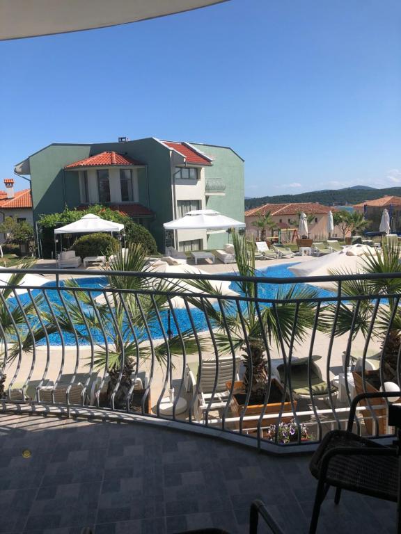 uitzicht op een zwembad met stoelen en parasols bij Gardenia Vacation Settlement in Sozopol