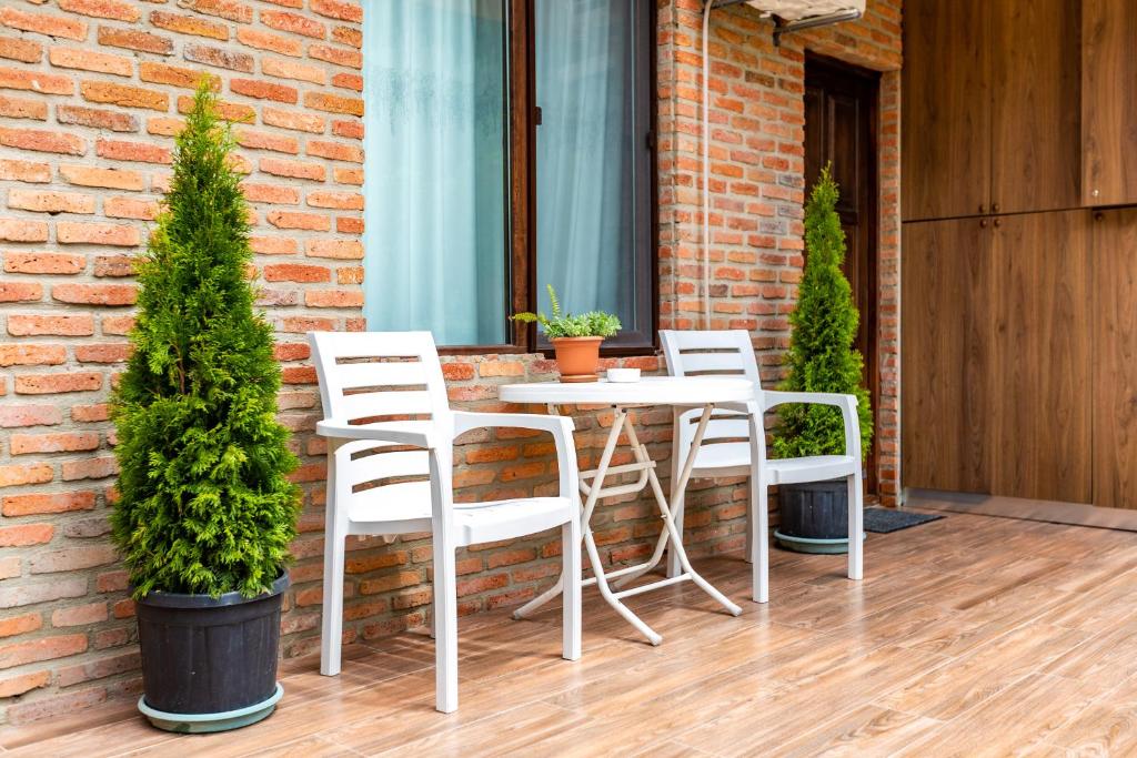 una mesa blanca y sillas en un patio en Tamo's Sweet Home en Tiflis