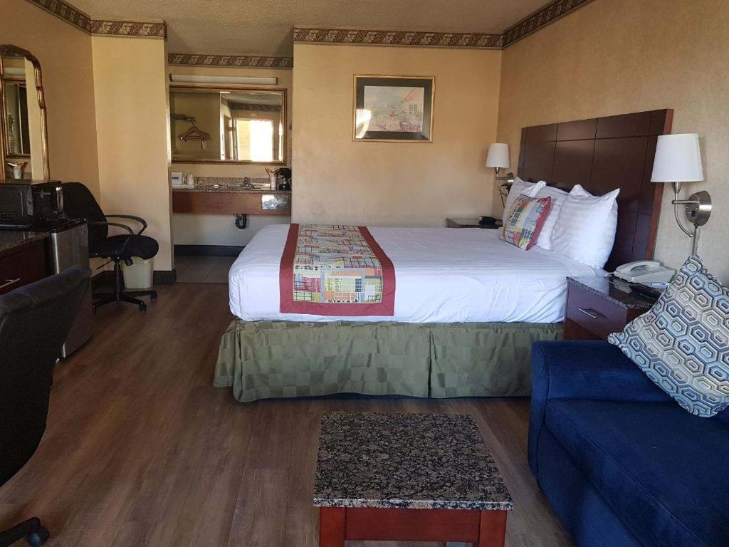 Travelodge by Wyndham Costa Mesa Newport Beach Hacienda photo