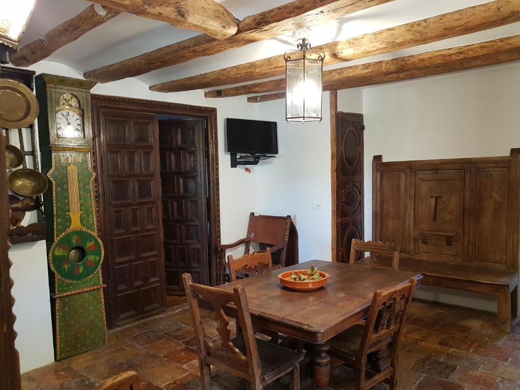TV a/nebo společenská místnost v ubytování CASA-ABADÍA DE BANAGUÁS