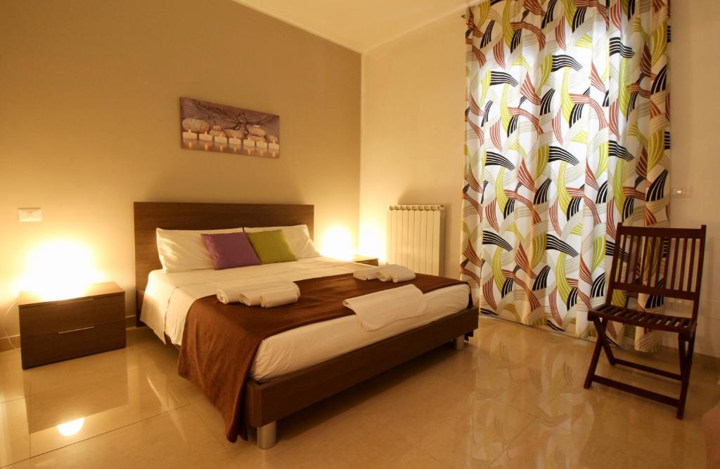 メレンドゥーニョにあるB&B Pietramareのベッドルーム(大型ベッド1台、椅子付)