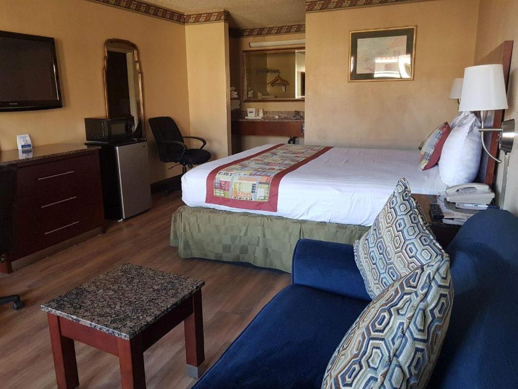 Travelodge by Wyndham Costa Mesa Newport Beach Hacienda photo