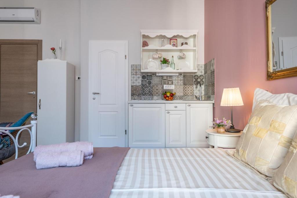 Łóżko lub łóżka w pokoju w obiekcie Old City Romantic Studios 3