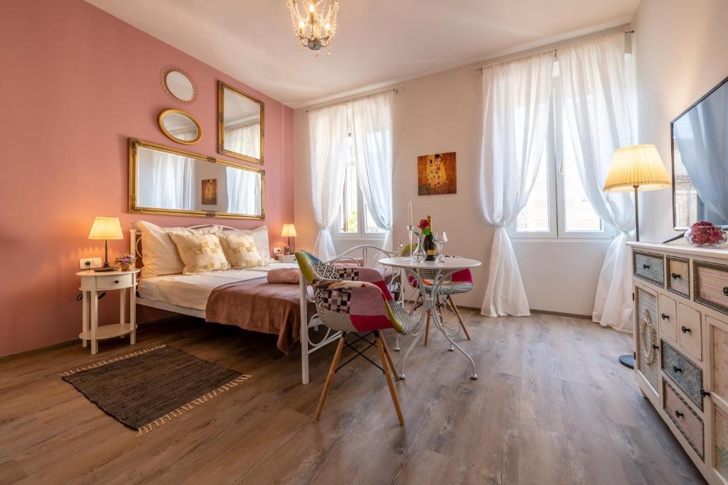 Łóżko lub łóżka w pokoju w obiekcie Old City Romantic Studios 3