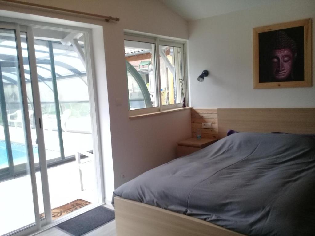 Un pat sau paturi într-o cameră la Chambre double "le pêcher" saillans