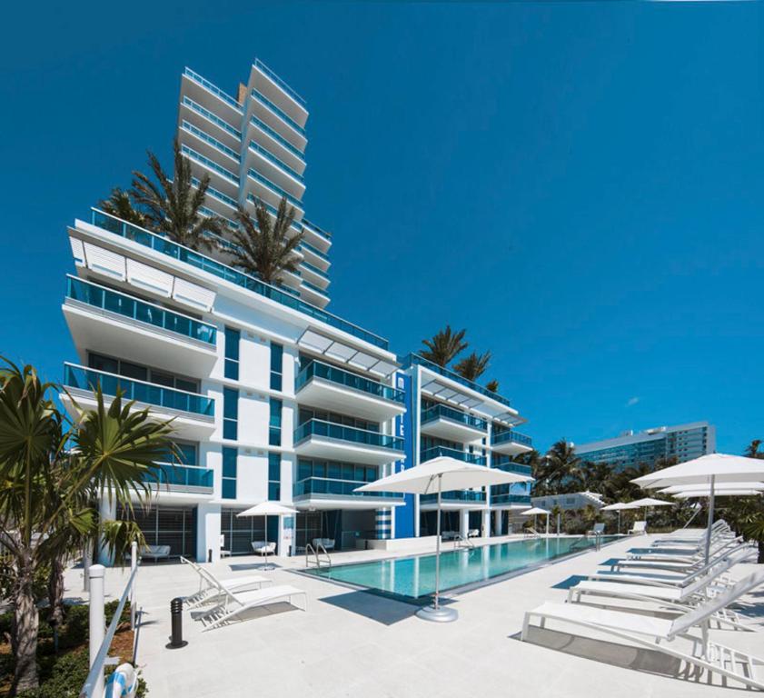 A piscina localizada em Monte Carlo Miami Beach ou nos arredores