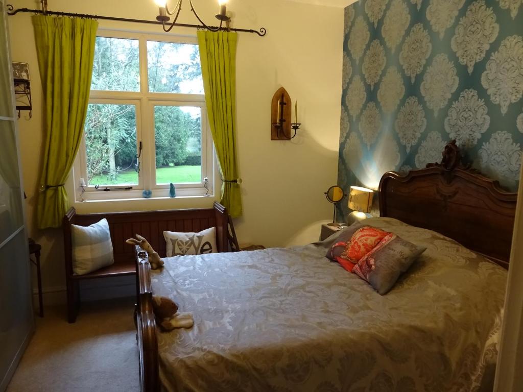 Un dormitorio con una cama grande y una ventana en Victorian Gate House Own Bathroom en Solihull