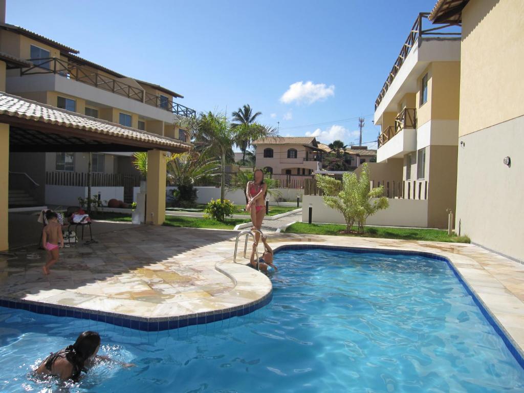 um homem e uma mulher a brincar numa piscina em Lindo apartamento dúplex em Salvador