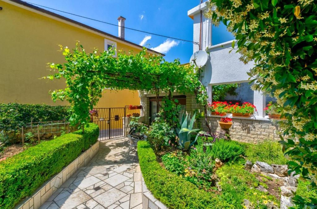 a garden in front of a house at Apartment in Selce 5803 in Selce
