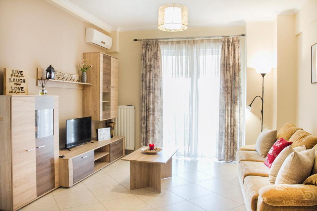 salon z kanapą i telewizorem w obiekcie Charming Apartment near Athens Center and the Sea w Atenach
