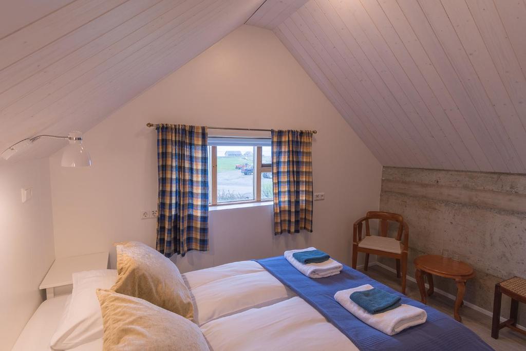 Postel nebo postele na pokoji v ubytování Skyrhusid HI Hostel