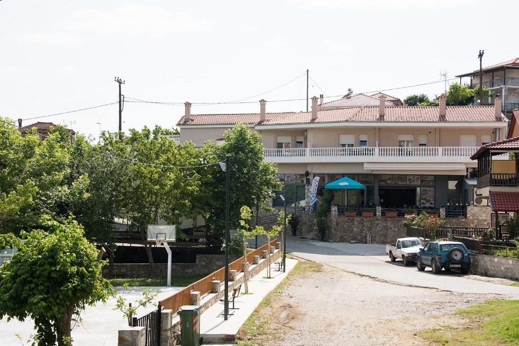 um edifício com um carro estacionado em frente em Agrelia em Agreliá