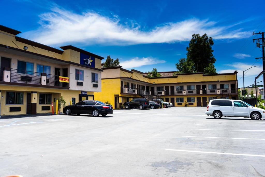 um parque de estacionamento em frente a um hotel em Starlight Inn South El Monte em South El Monte