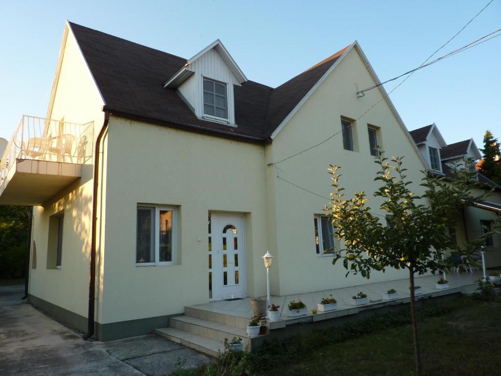 una casa blanca con techo negro en Bridgehaus, en Balatonfüred