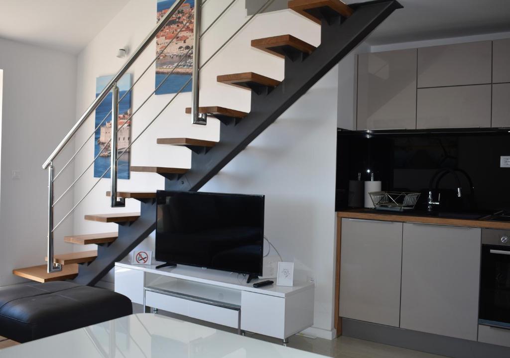 Televízia a/alebo spoločenská miestnosť v ubytovaní Marlin Apartments