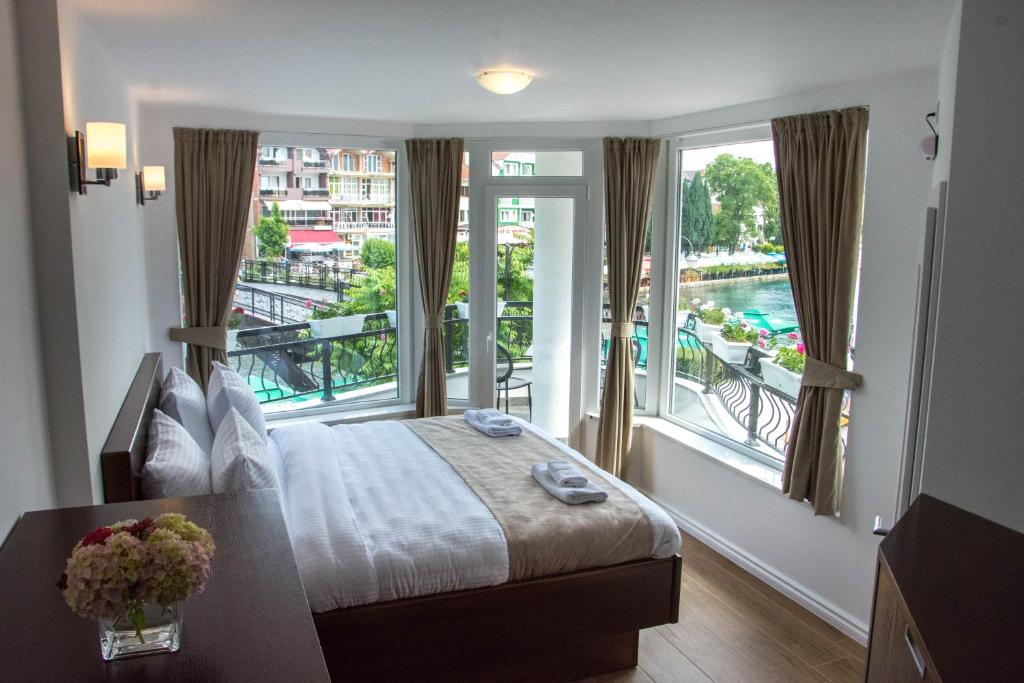 Cama ou camas em um quarto em Seasons Hotel