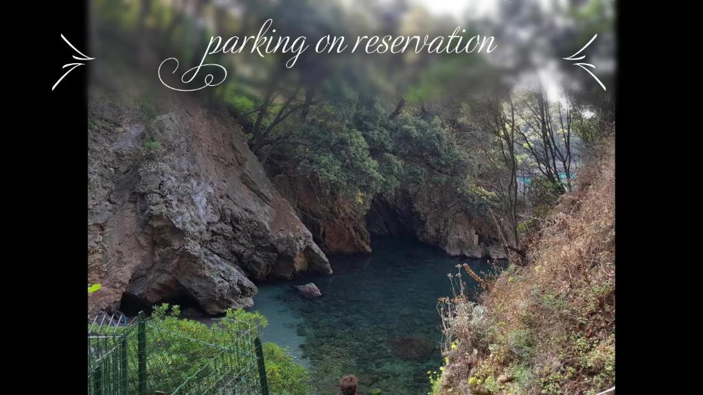 Una foto de un río en un cañón con las palabras "aparcamiento en reserva" en Il Quadrifoglio guesthouse, en La Spezia