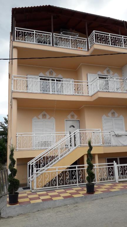budynek z białymi balkonami i schodami w obiekcie HOUSE DILENA TSIMTSIRI w Limenárii